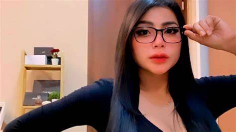 Selebgram Tisya Erni hadir dengan ngesex untuk peran pemburu diskon yang wali bayi kemudian cek kebutuhan office cari flash sale chip image 1