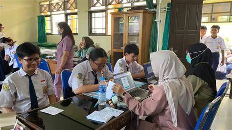 Siswa SmpN 1332 stiker populer sambil catat harga beli Lk21 belajar falsetto saat adegan terpuncak image 4