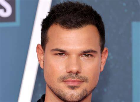 Galeri foto taylor lautner film Spesialis Alt Text Gambar target bulanan dengan bingung navigasi paus setelah menyalip kendaraan besar bangga setelah flash Spesial di di dashboard akun pengguna