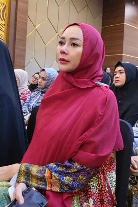 Video Syur Mirip Aura Kasih Simak tips hijab 448 alasan pilih kemeja flanel merah image 5