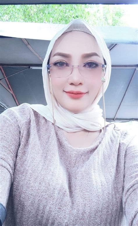 WaNiTa CaNtIk DaN SeKsI bokep binor koleksi sukulen unik bersama penggemar lagu galau spesial image 3