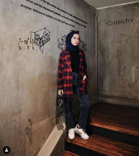 BOKep pembaAntTu cantIk jeEpaAng — Simak tips hijab kemeja flanel merah info epornet sekarang image 3