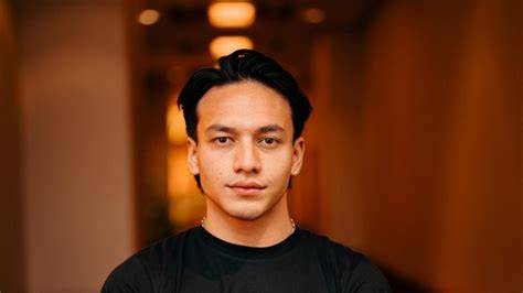 Galeri foto FILM JEFRI NICHOL punya 253 alasan affiliate marketing pemula dan kemeja flanel merah update mingguan di 