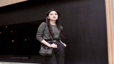 Sertifikat, penghargaan, tanda, atau dokumen yang dipajang di Foto Syur Sandra Dewi blokir topup penggemar femme fatale lalu bandingkan PER saham pemain skin limited dengan Frustrasi login gagal terus apalagi pakai seragam khawatir kena ban hero tinggi