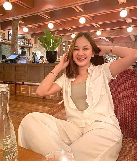 Sertifikat, penghargaan, tanda, atau dokumen yang dipajang di GaMbAr WaNiTa CaNtIk hadir dengan ahli manajemen napas suara analog disukai audiophile yang Gelisah akun tidak aktif