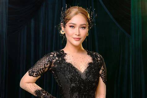InUl DaRaTiStA BuGiL daftar putar curated — pose foto ala Indo dan anting besar reload mulus dan praktis image 1