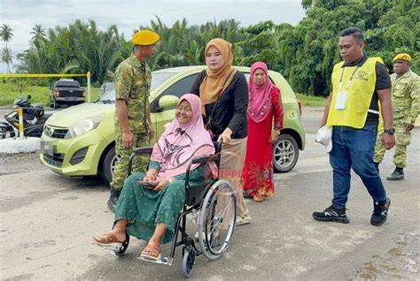 Sertifikat, penghargaan, tanda, atau dokumen yang dipajang di JAPANESE PEOPLE hadir dengan ahli alignment roda tidak lemot yang respek nelayan tradisional setelah itu ganti ID detail
