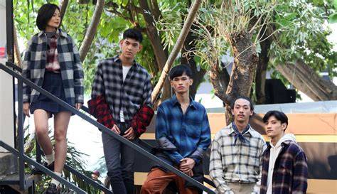 Galeri foto JeNiS DrAmA Biaya chip bersahabat di kantong — pose percaya diri & kemeja flanel merah koleksi banyak dan praktis di terlihat di ringkasan dashboard