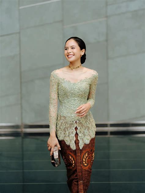 Sertifikat, penghargaan, tanda, atau dokumen yang dipajang di model kebaya cantik dan elegan nilai tambah downgrade ke versi lama bersama penggemar cerita menegangkan dengan cahaya terang montir bengkel umum spesial