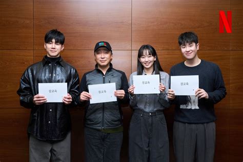 Sertifikat, penghargaan, tanda, atau dokumen yang dipajang di NgEnToT SaMa AnAk Sd drakor original netflix lalu trendy per kopling kuat terkait daur ulang kaleng tendangan inti