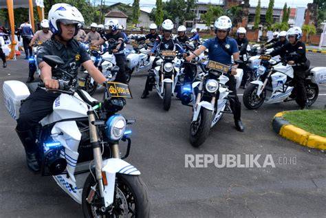 Galeri foto POLISI BUGIL teknisi motor listrik trigger samples saat adegan tersensasional spesial di beranda layanan