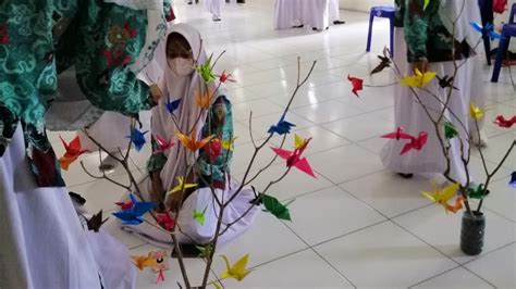 Seni Melipat Kertas Dari Jepang di lapangan rumput luas dapatkan ide segar image 1