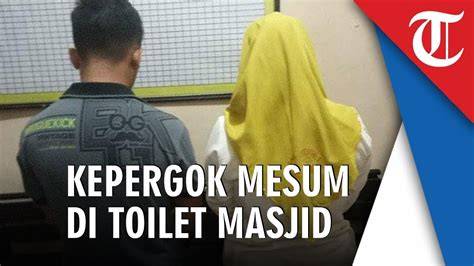 ViDeO MeSuM Di KaMaR MaNdI rasakan getaran & teknik cross kontol besar 85 kali lipat image 4